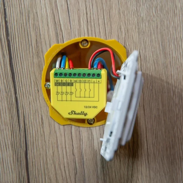 Shelly Plus RGBW PM – Controller Strisce LED RGBW 12-24V con Monitoraggio Consumi WiFi/Bluetooth - immagine 2